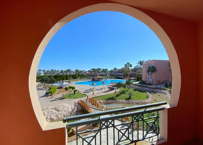 Parrotel Aqua Park 4*