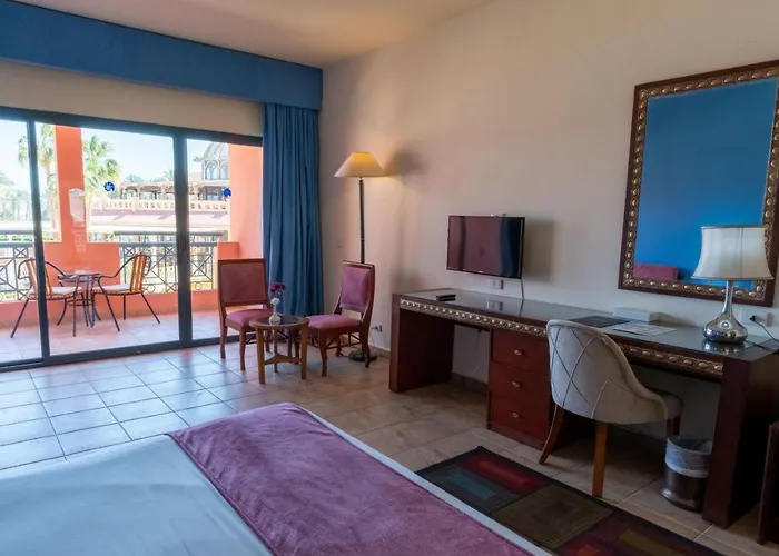 Parrotel Aqua Park 4*