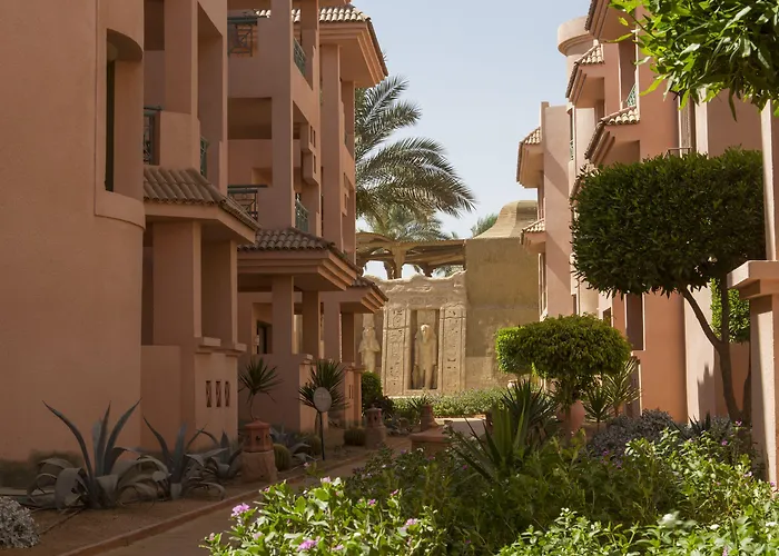 Parrotel Aqua Park 4*